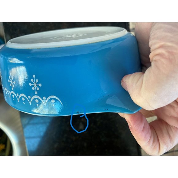 Pyrex Snowflake Garland Cinderella Round 1 Pint Casserole Dish, White on Blue, - Picture 9 of 9